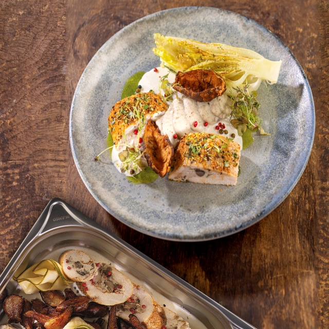 Filet z kurczaka faszerowany grzybami / puree z topinamburu / sos pieprzowy / smażona sałata rzymska